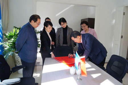 Mr. Ju Zihong (1st from right) leaves a comment after his visit