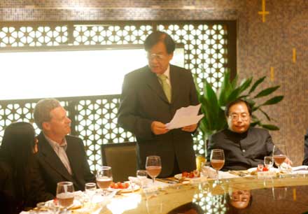 亞太交流與合作基金會共同主席史蒂夫・洛克菲勒（左二）、共同主席張曉卿（左三）、執行副主席肖武男（左四）在歡迎晚宴上