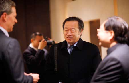 洛克菲勒先生（左）、中國國務院參事陳全生（中）、肖武男先生（右）在交談