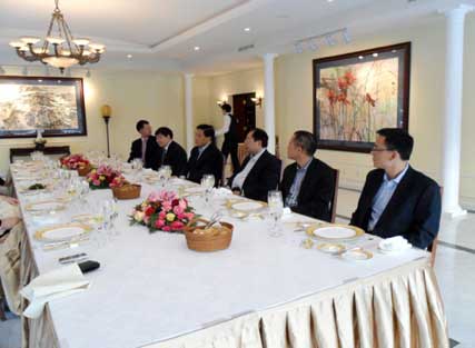 中國駐美國大使張業遂（左三）在大使官邸宴請代表團成員
