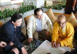 中國佛教協會副秘書長懷善大和尚（右一）介紹藍毗尼情況