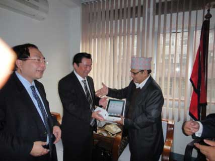 尼泊爾副總理兼內政部長馬哈拉（Krishna Bahadur Mahara，右）在總理府接見代表團一行