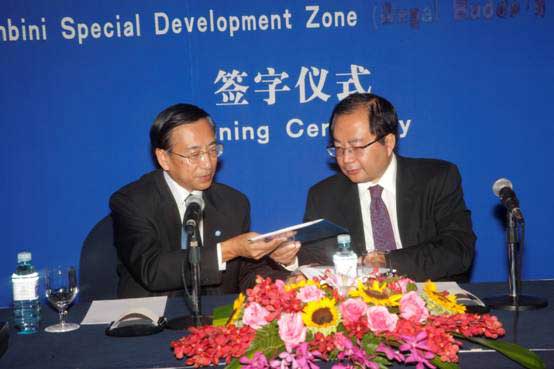 聯合國工業發展組織中國投資促進處主任胡援東（左）和亞太交流與合作執行副主席肖武男（右）
