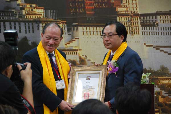 肖武男先生接受由台灣前立法院副院長鍾榮吉先生頒發的“新竹亞太國際宗教文創基金會”榮譽主席的聘書