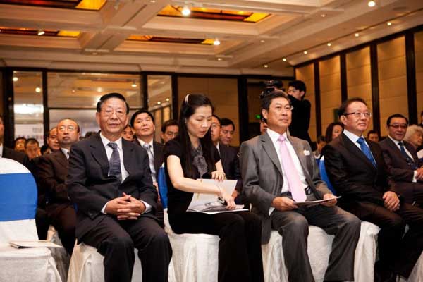 原駐泰國大使晏廷愛先生（左一）、泰中友好協會Wayupa Wongwikrom女士（左二）、中國國際經濟交流中心秘書長魏建國先生（右一）、泰國駐華大使密秉尚先生（右二）參加簽字儀式 