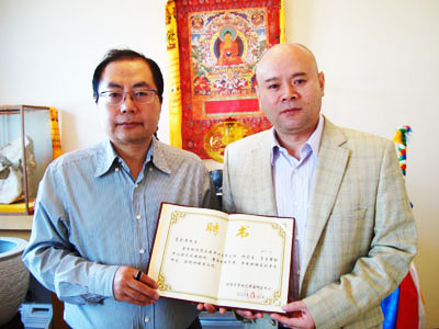 图为北京大学为亚太交流与合作基金会执行副主席肖武男先生颁发聘书