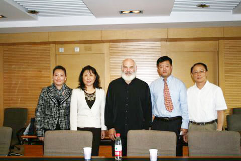 亚太交流与合作基金会执行副秘书长许静静博士(左一)带领世界'一体化医学'之父,美国奥巴马总统新医改特别顾问魏尔博士(中)拜访卫生部