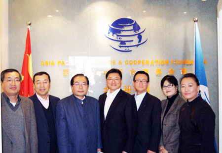 LS访问团合影,从左至右:LS集团副社长崔钟雄、LS集团代表理事会长具滋洪、基金会执行副主席肖武男、LS产电集团会长兼全球智能电网协会副主席具滋均、LS集团中国总部事业支援总经理李相勋、翻译、基金会执行副秘书长许静静