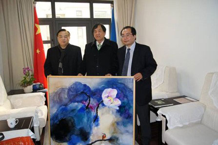 黄月先生（左一）的赠画现场