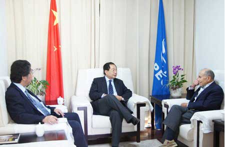 路透社(Reuters)中国首席记者林洸耀先生(左)、亚太交流与基金会执行副主席肖武男先生(中)、兰德公司董事及国际经济部主任查理斯.沃尔夫先生(Mr. Charles Wolf)亲切交谈