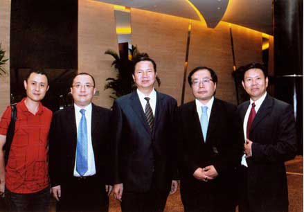图为中华人民共和国澳门特别行政区社会文化司司长张裕(中)、亚太交流与合作基金会执行副主席肖武男(右二)、副秘书长和主席特别助理朱利国(右四)、特别顾问张成(右一)