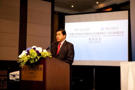 图为原驻泰国大使晏廷爱先生（左一）、泰中友好协会Wayupa Wongwikrom女士（左二）、中国国际经济交流中心秘书长魏建国先生（右一）、泰国驻华大使密秉尚先生（右二）参加签字仪式