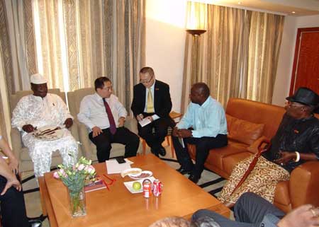 APECF exchanges views with the representative of WWF in Zambia